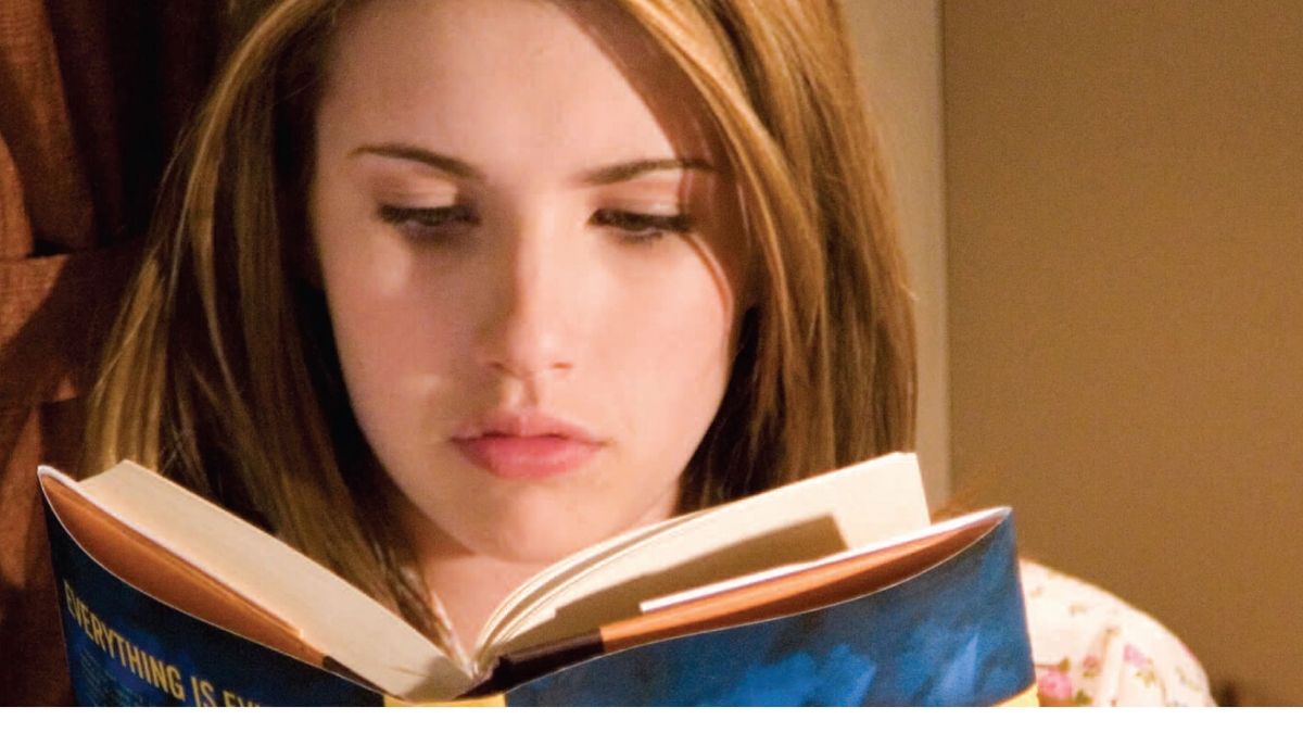 Image Emma Roberts reading a book